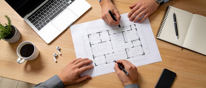 两人共审建筑平面图图片