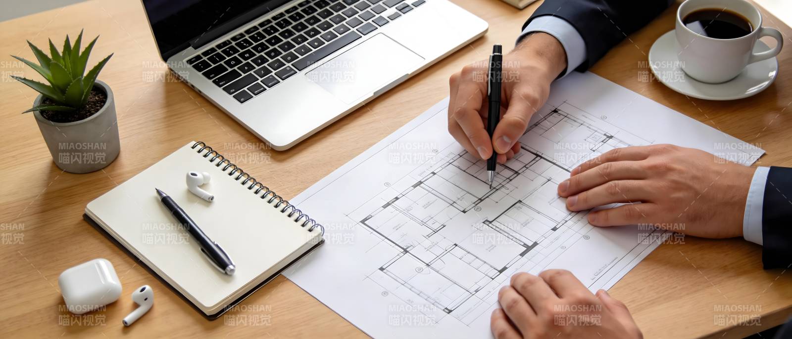 设计师绘图办公场景图片