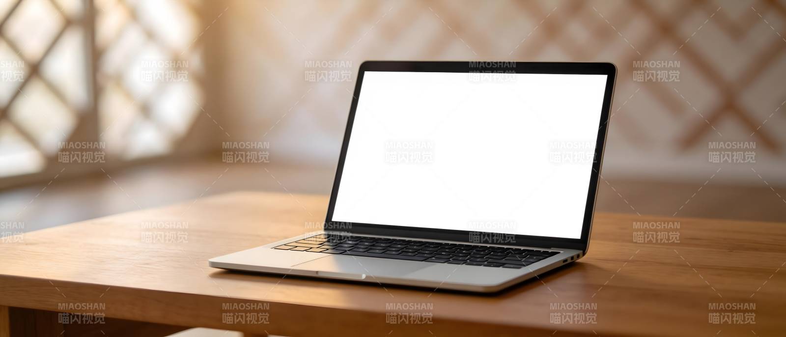 木桌上的空白屏笔记本电脑图片