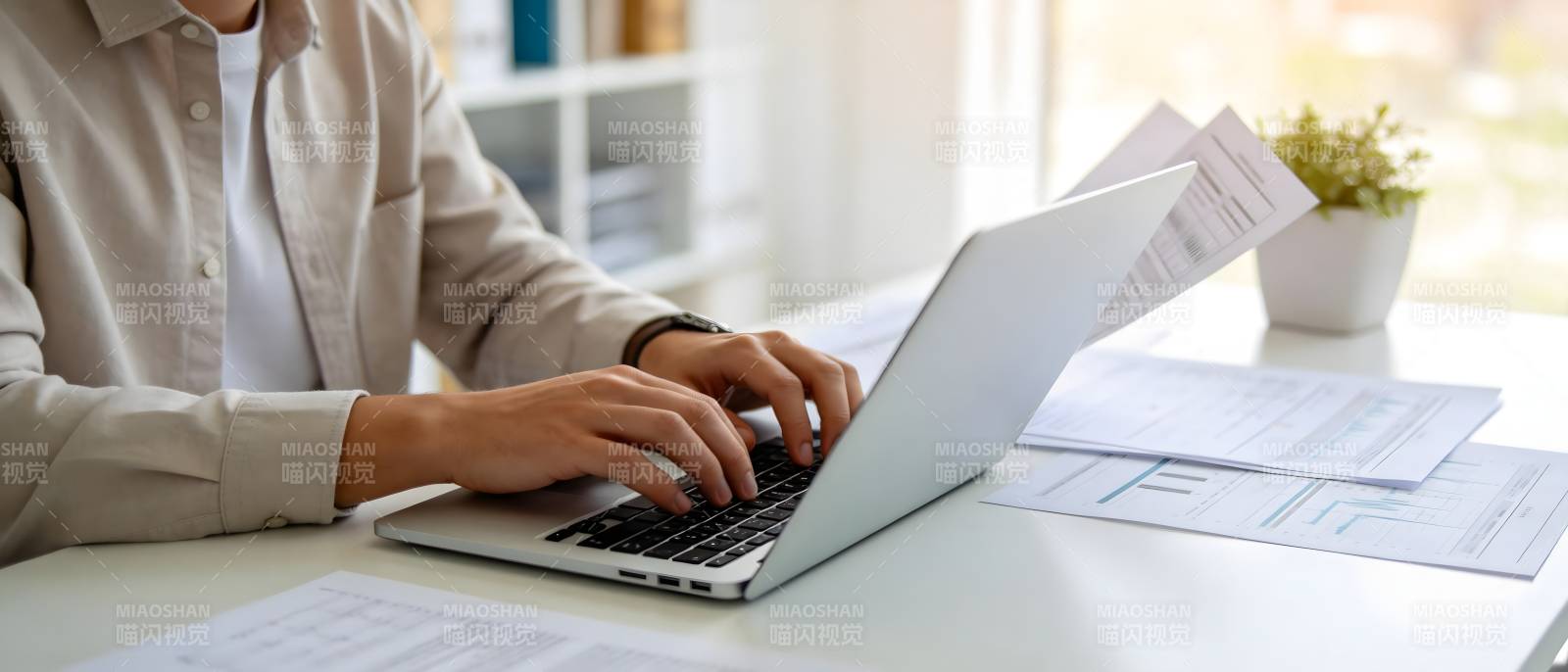 办公桌上打字处理文件图片