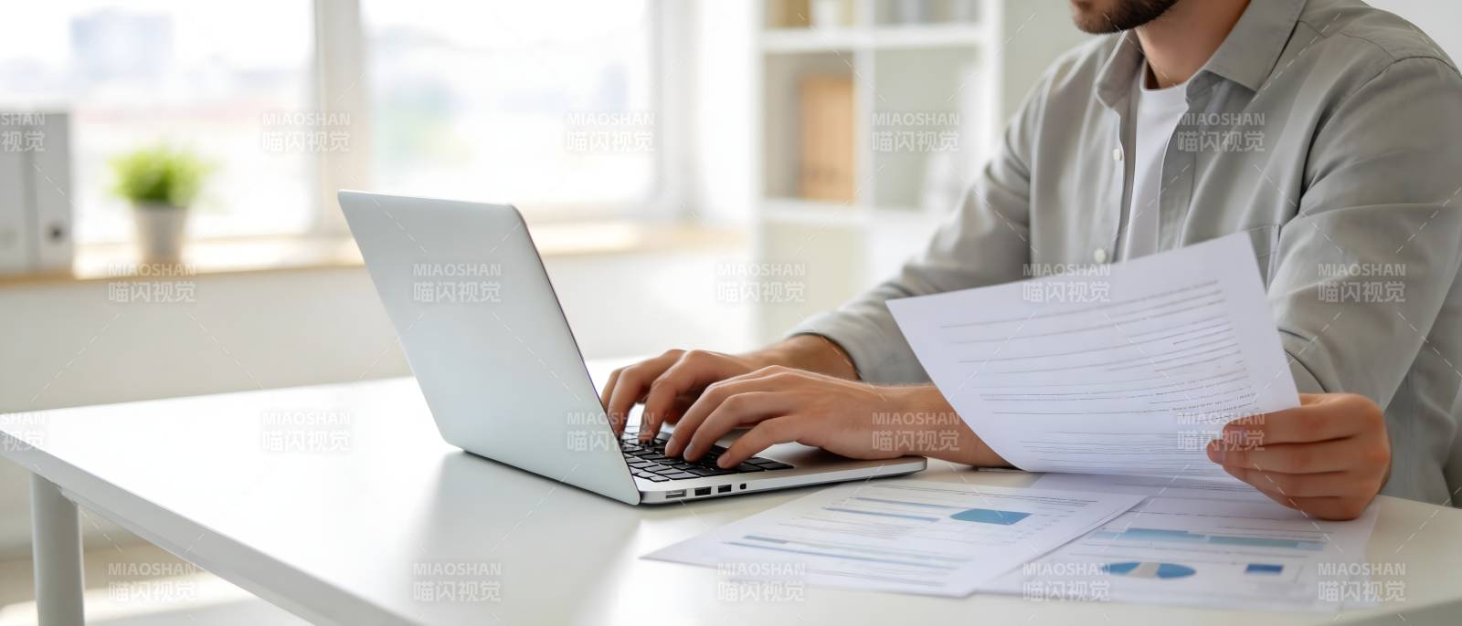 办公族审阅文件用笔记本图片