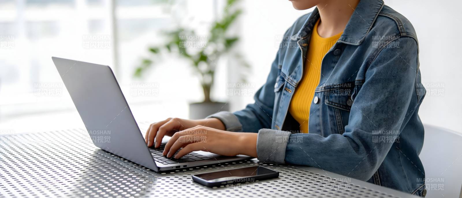 女子桌前用笔记本电脑图片