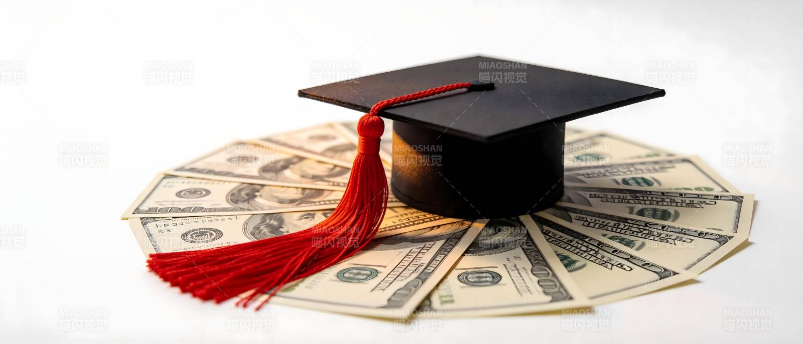 学位帽压钞票 教育成本高图片