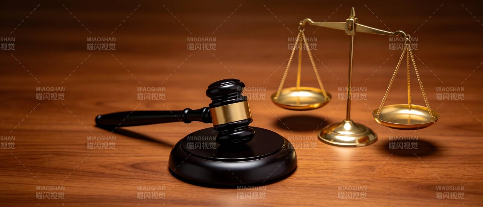 法槌与天平 正义的象征图片