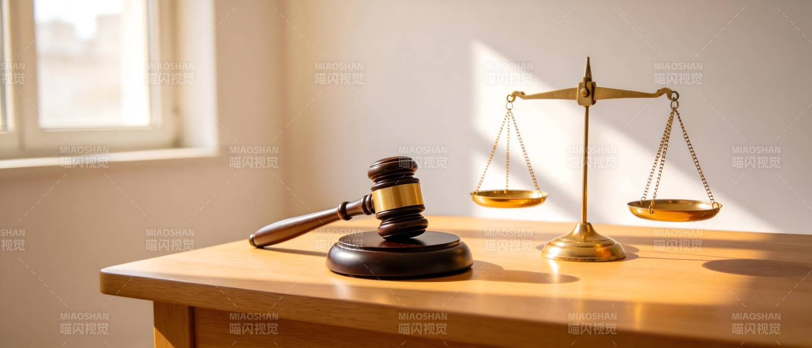法槌与天平 正义的象征图片