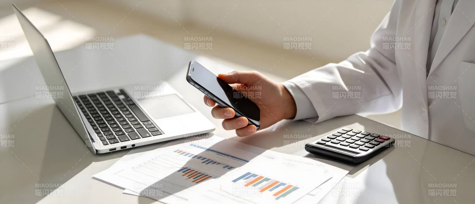 办公桌上用手机查数据图片