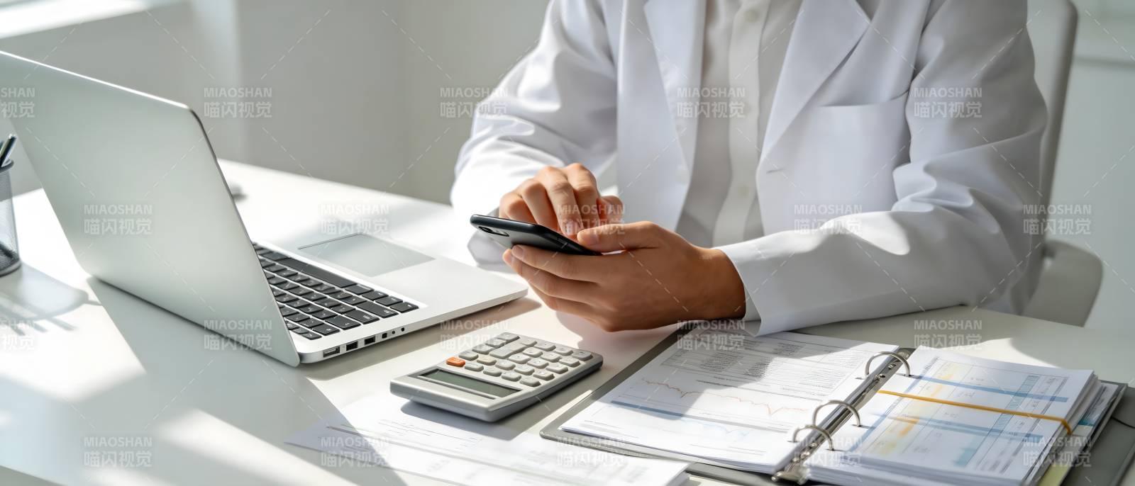 白大褂办公 手机 电脑 计算器图片