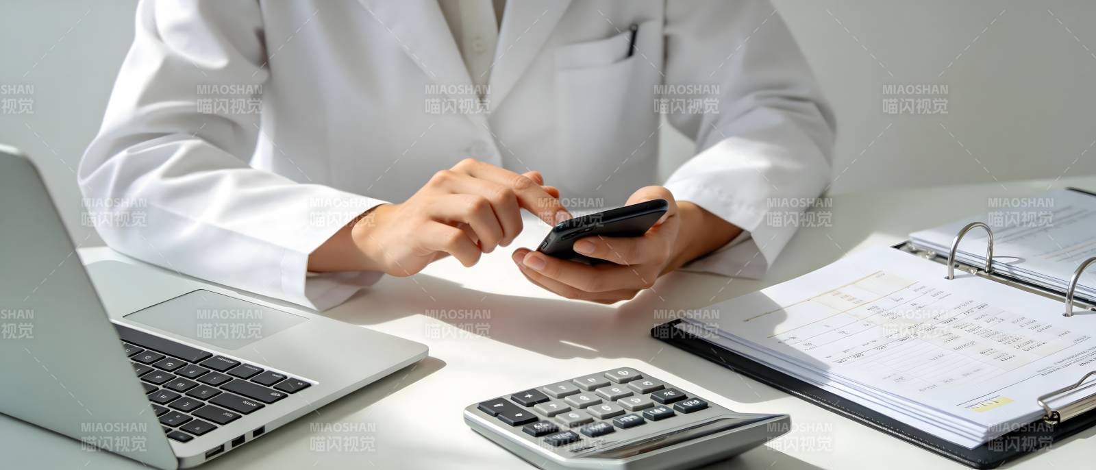 医生办公 手机 电脑 计算器图片
