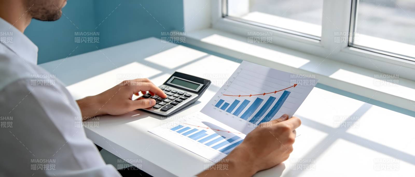 数据分析中 阳光洒桌面图片