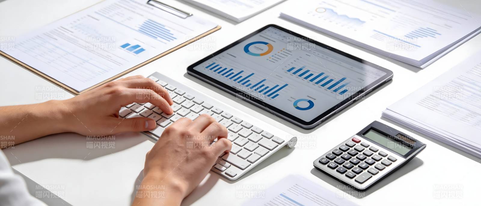 办公桌上数据分析场景图片
