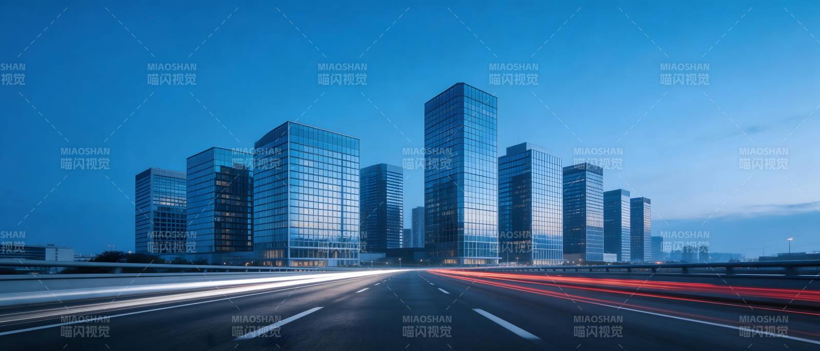 城市夜景 车流如光带穿梭图片