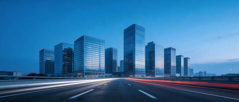 城市夜景 车流如光带穿梭图片