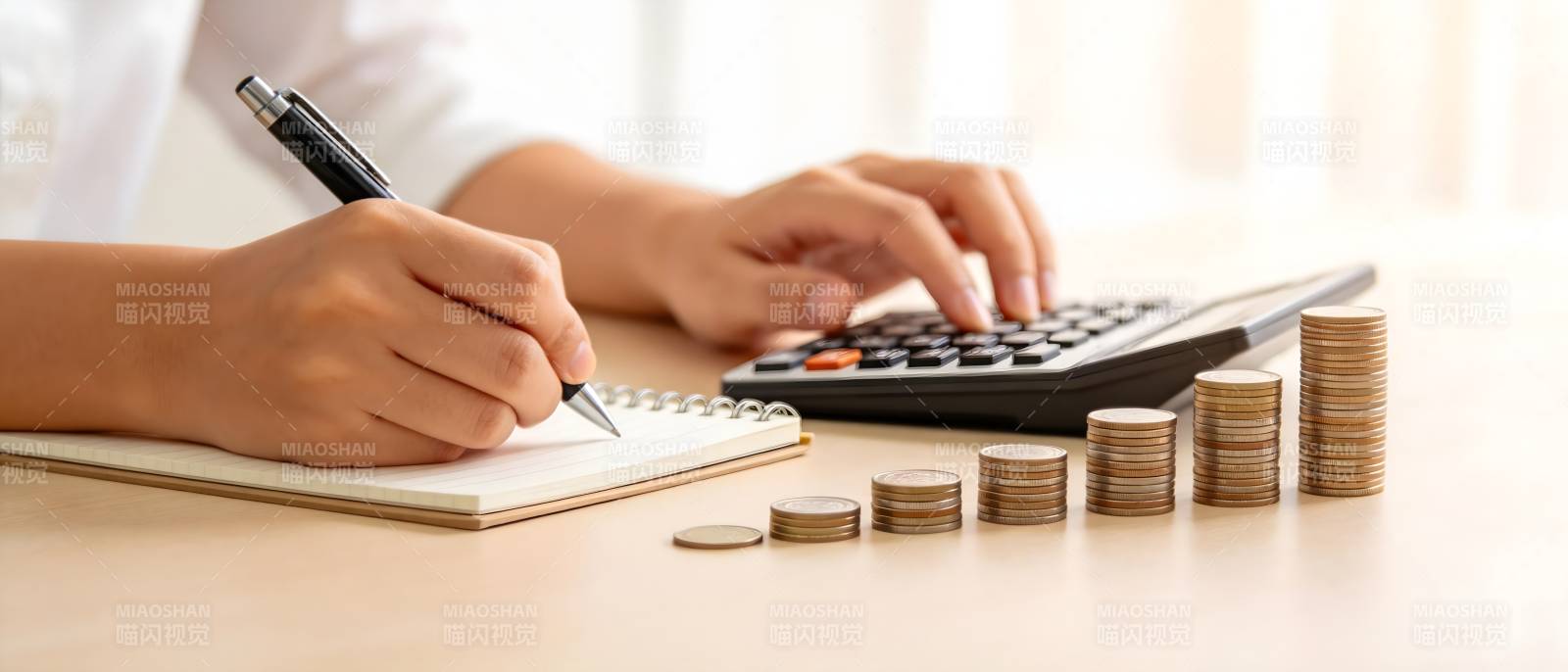 理财记账 硬币阶梯增长图片