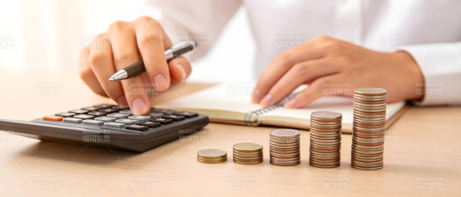 理财计算 硬币堆叠显增长图片