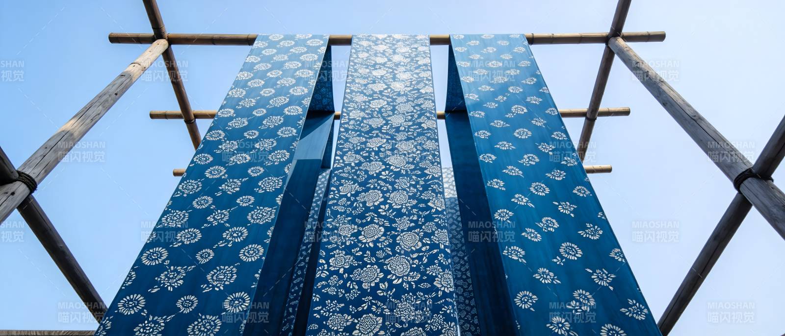 蓝布晾晒 竹架映天光图片