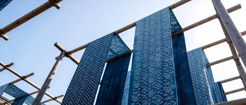 蓝染布晾晒于竹架之上图片