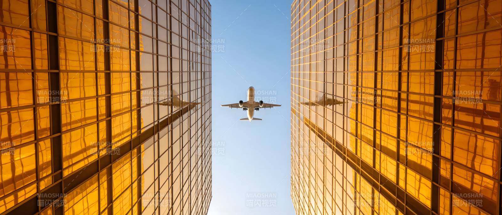 飞机穿楼间 金光映蓝天图片