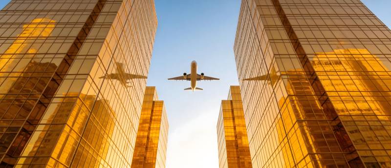 飞机穿楼间 金光映天际图片