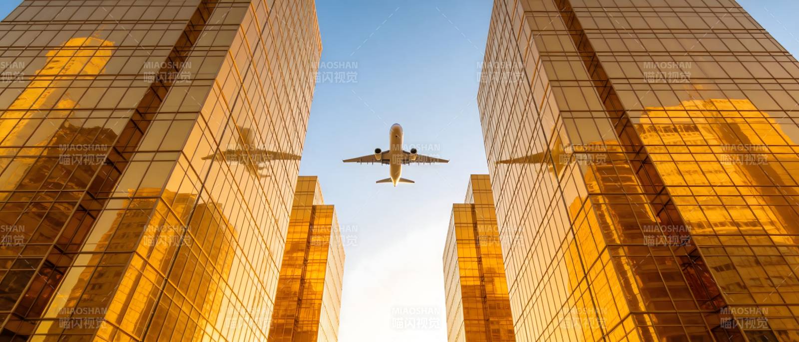 飞机穿楼间 金光映天际图片