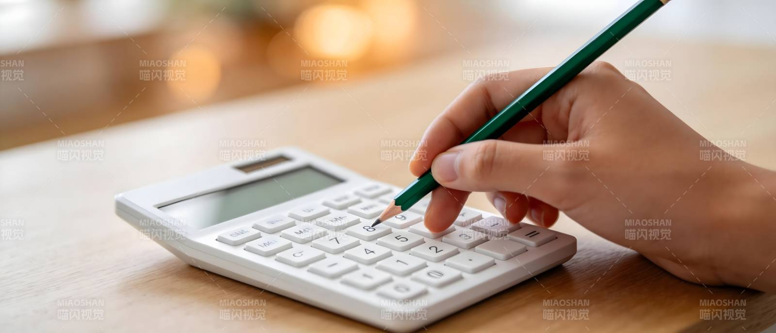 手持铅笔按计算器图片