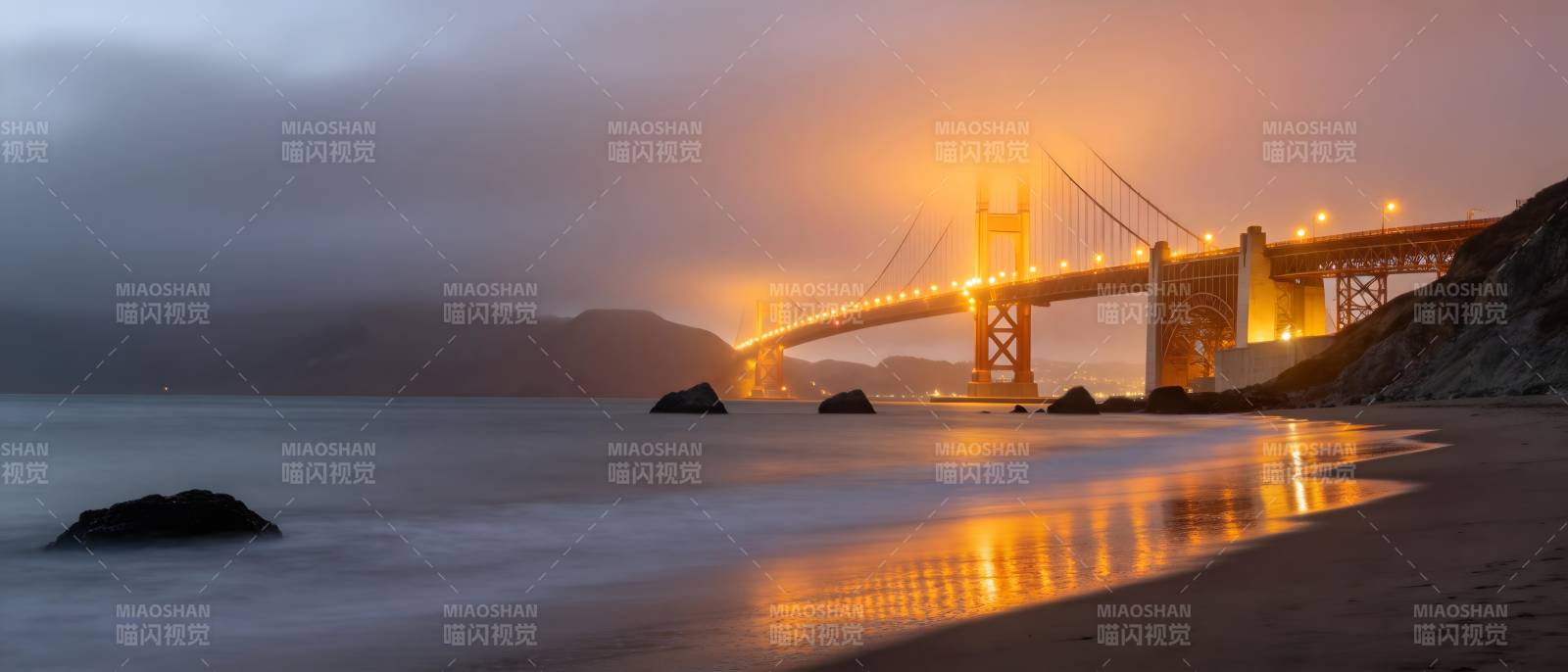 雾中金门桥 暖光映海湾图片