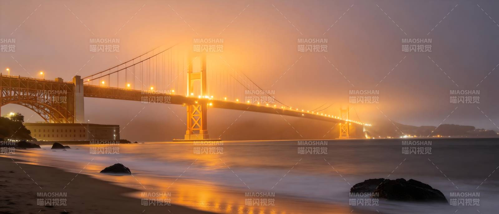 雾中金门桥 夜色映海湾图片