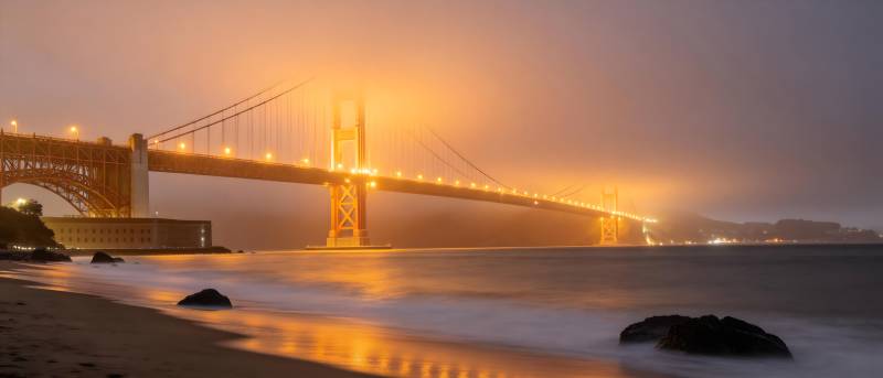 雾中金门桥 夜色映海湾图片