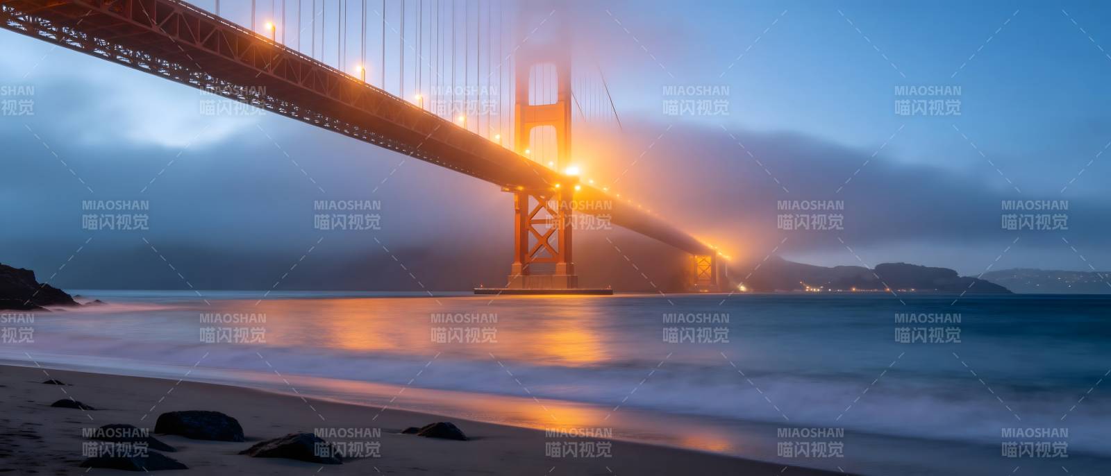 金门大桥雾中晨光图片