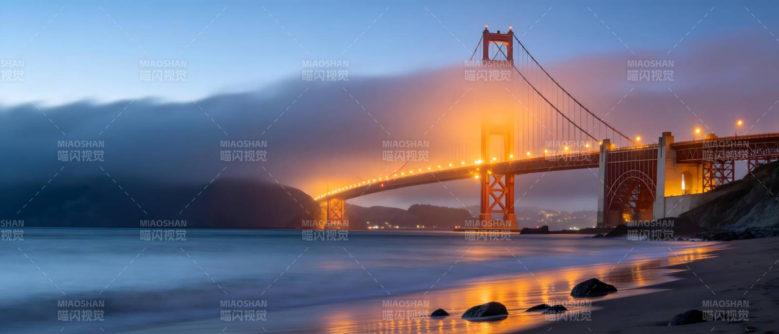 雾锁金门 灯火映海湾图片