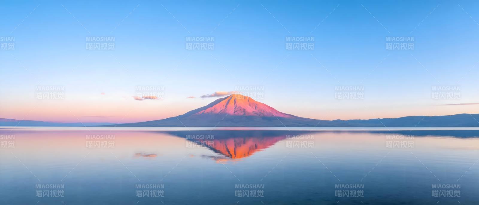 火山映湖 晨曦如画图片