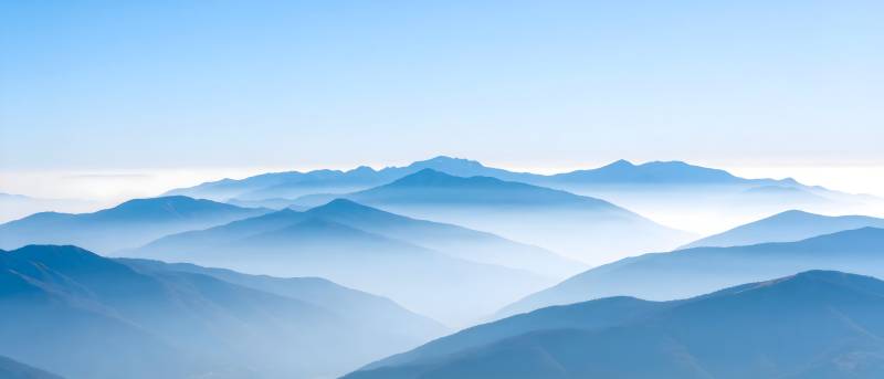 蓝雾层峦 山影如梦图片