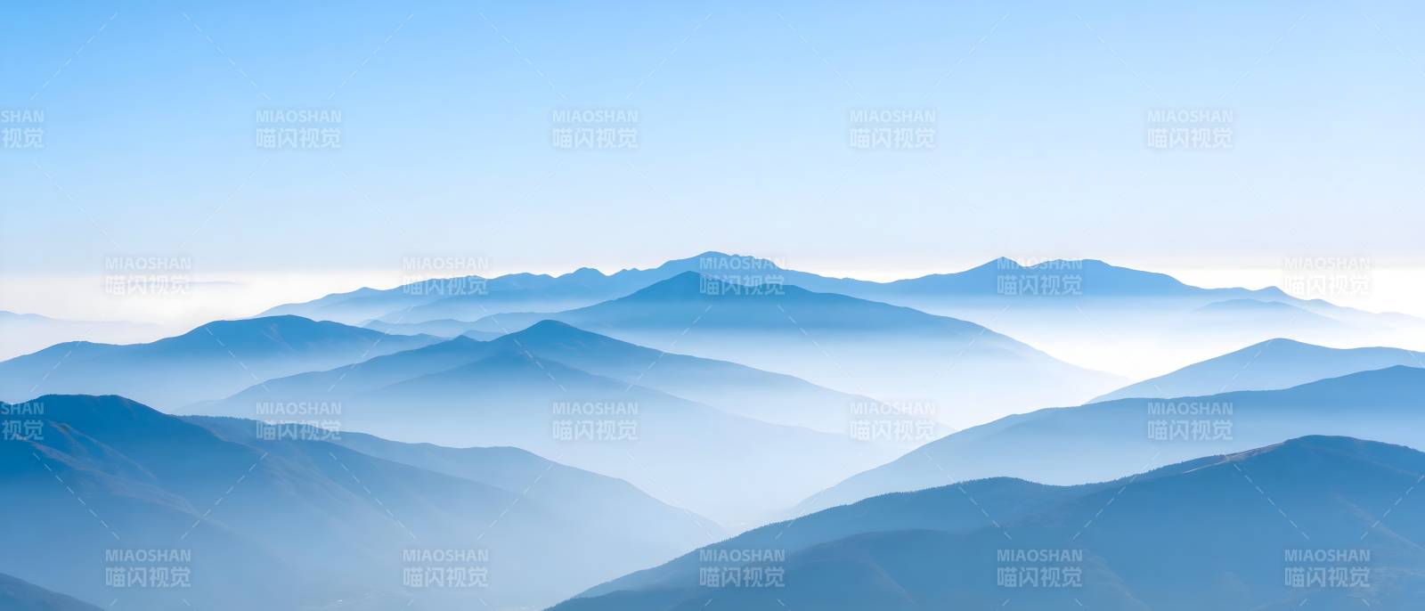 蓝雾层峦 山影如梦图片