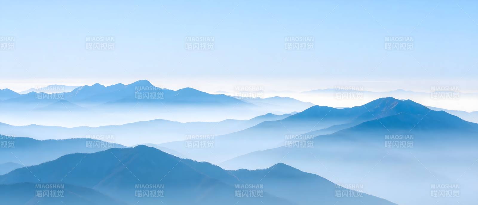 蓝雾层峦 山影如诗图片