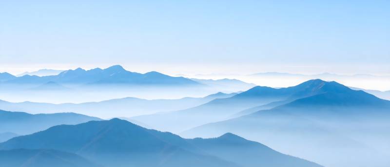 蓝雾层峦 山影如诗图片