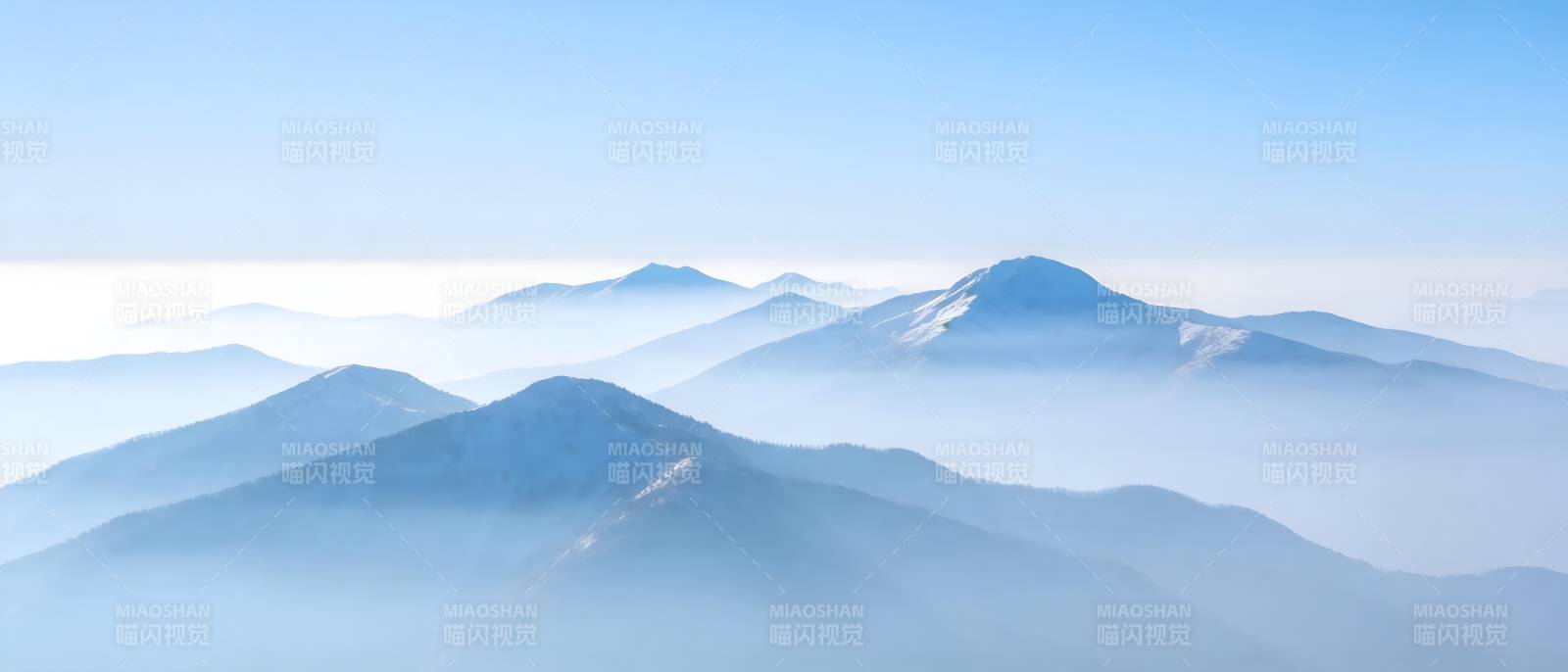 雾锁群峰 蓝调山峦叠翠图片