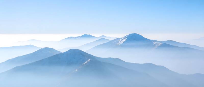 雾锁群峰 蓝调山峦叠翠图片