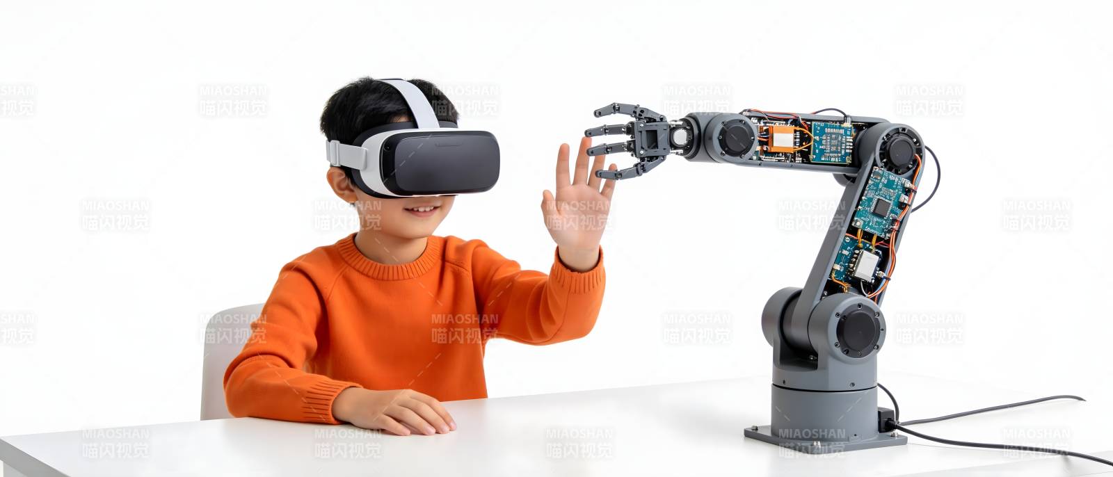 VR少年与机械臂互动图片