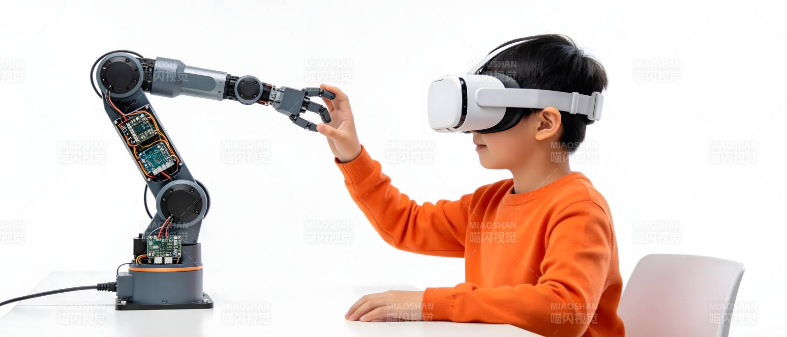 VR少年操控机械臂图片