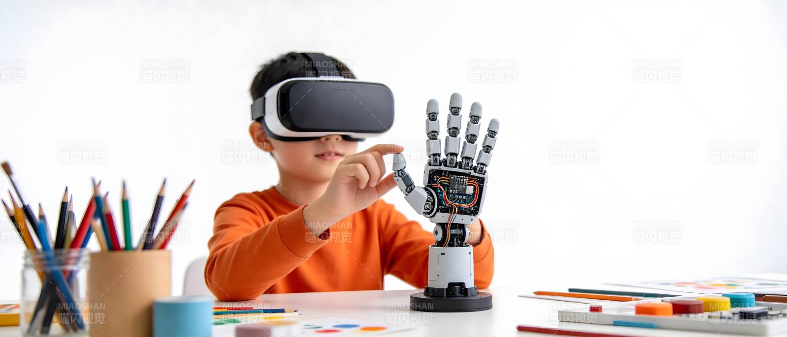 VR少年操控机械手图片