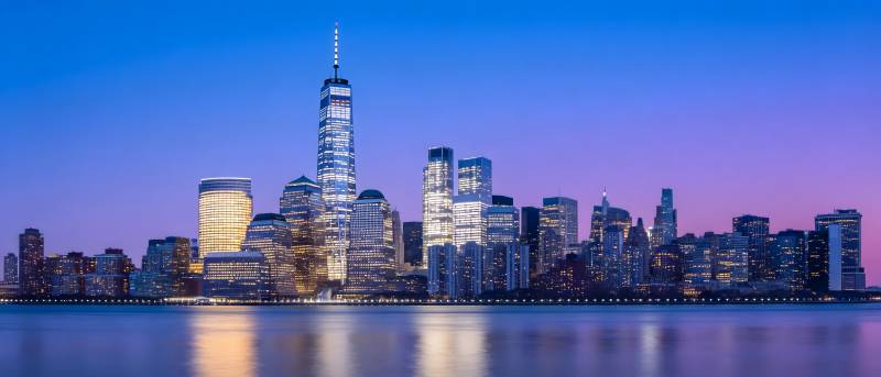 纽约夜景 摩天楼映水光图片