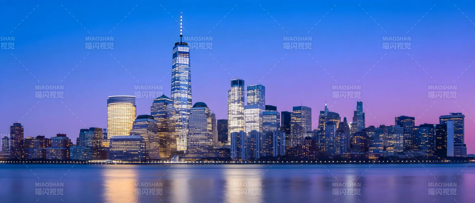 纽约夜景 摩天楼映水光图片