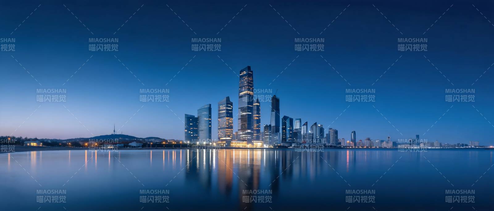 夜幕下的城市天际线倒影图片