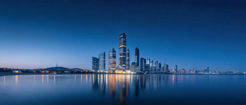 夜幕下的城市天际线倒影图片