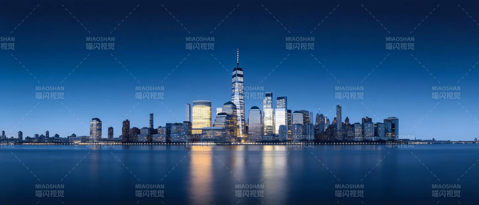 纽约夜景 自由塔映水光图片