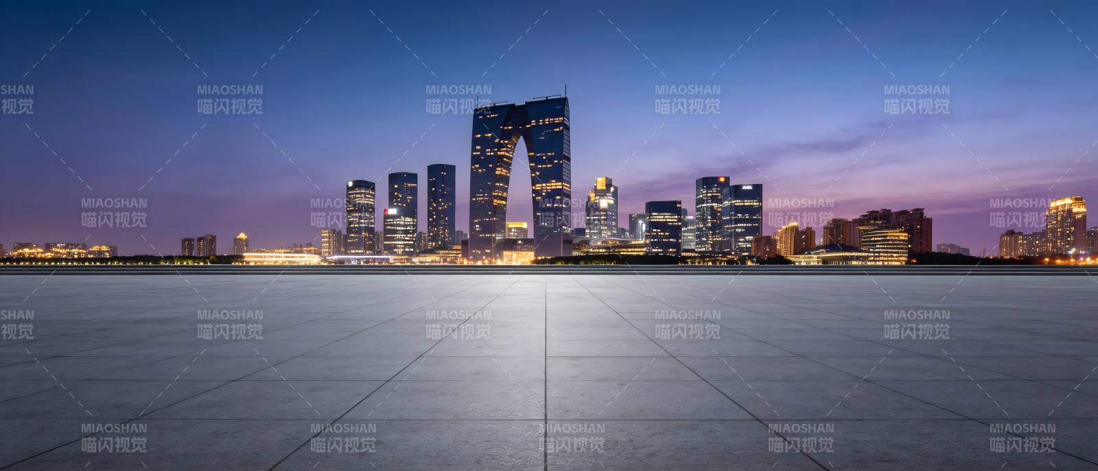 城市夜景 高楼林立映暮色图片