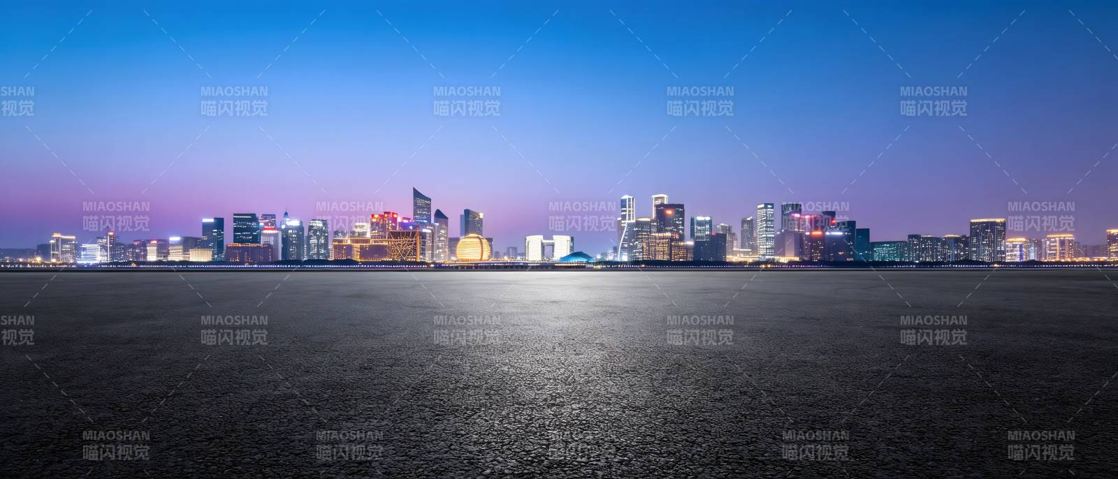 夜幕下的城市天际线图片