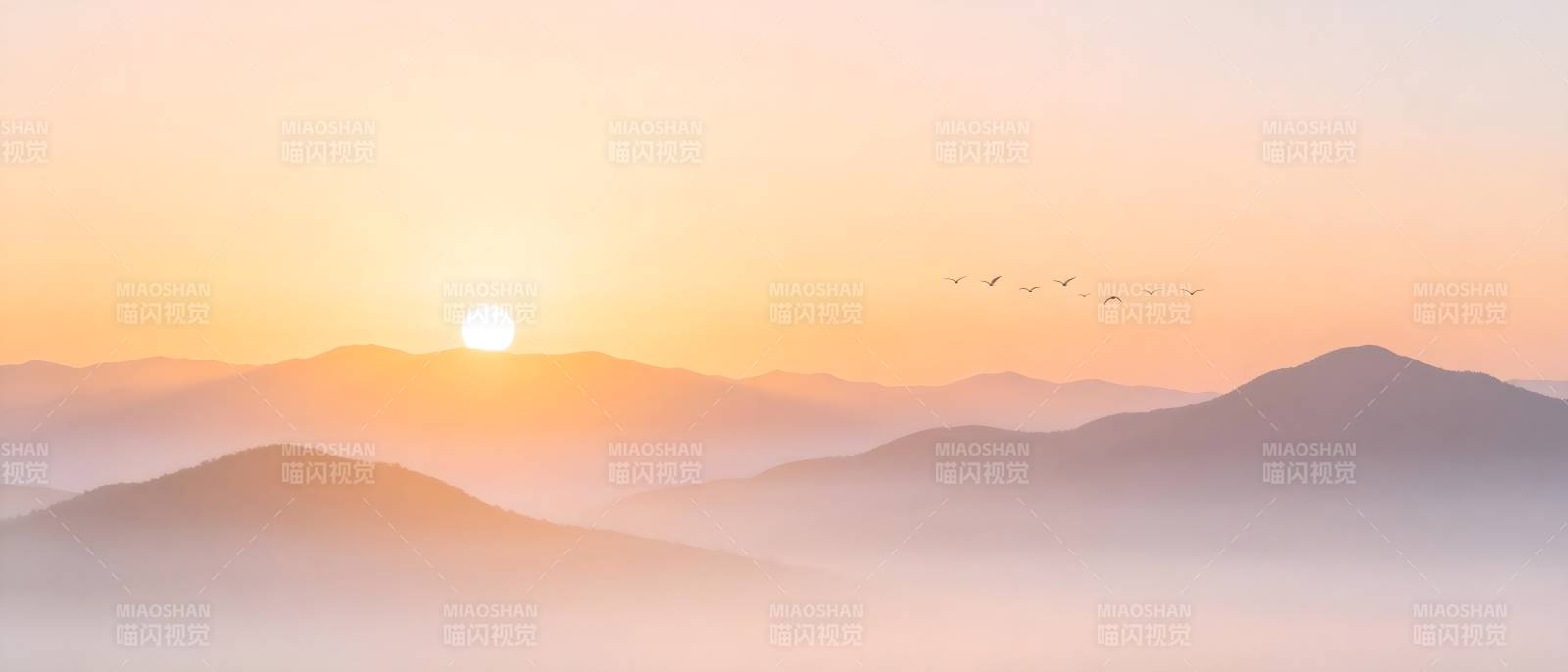 晨曦山峦 飞鸟掠影图片