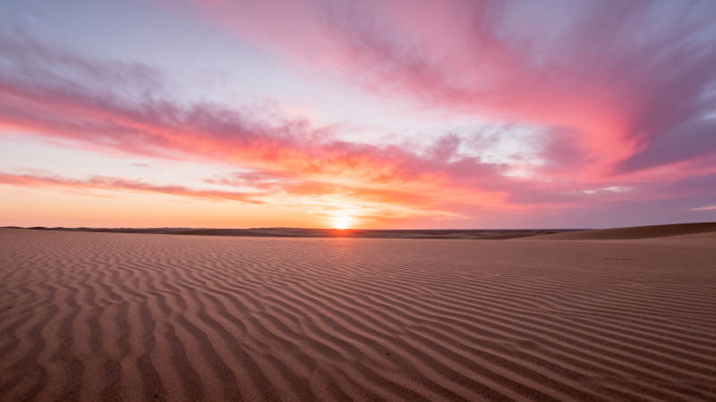 沙漠日落 霞光染沙海图片