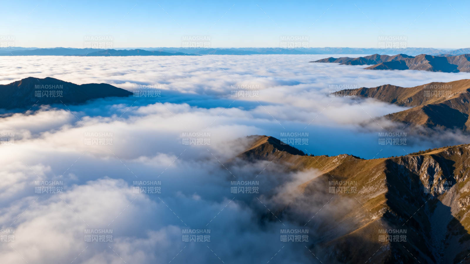 云海之上 山峦如画图片