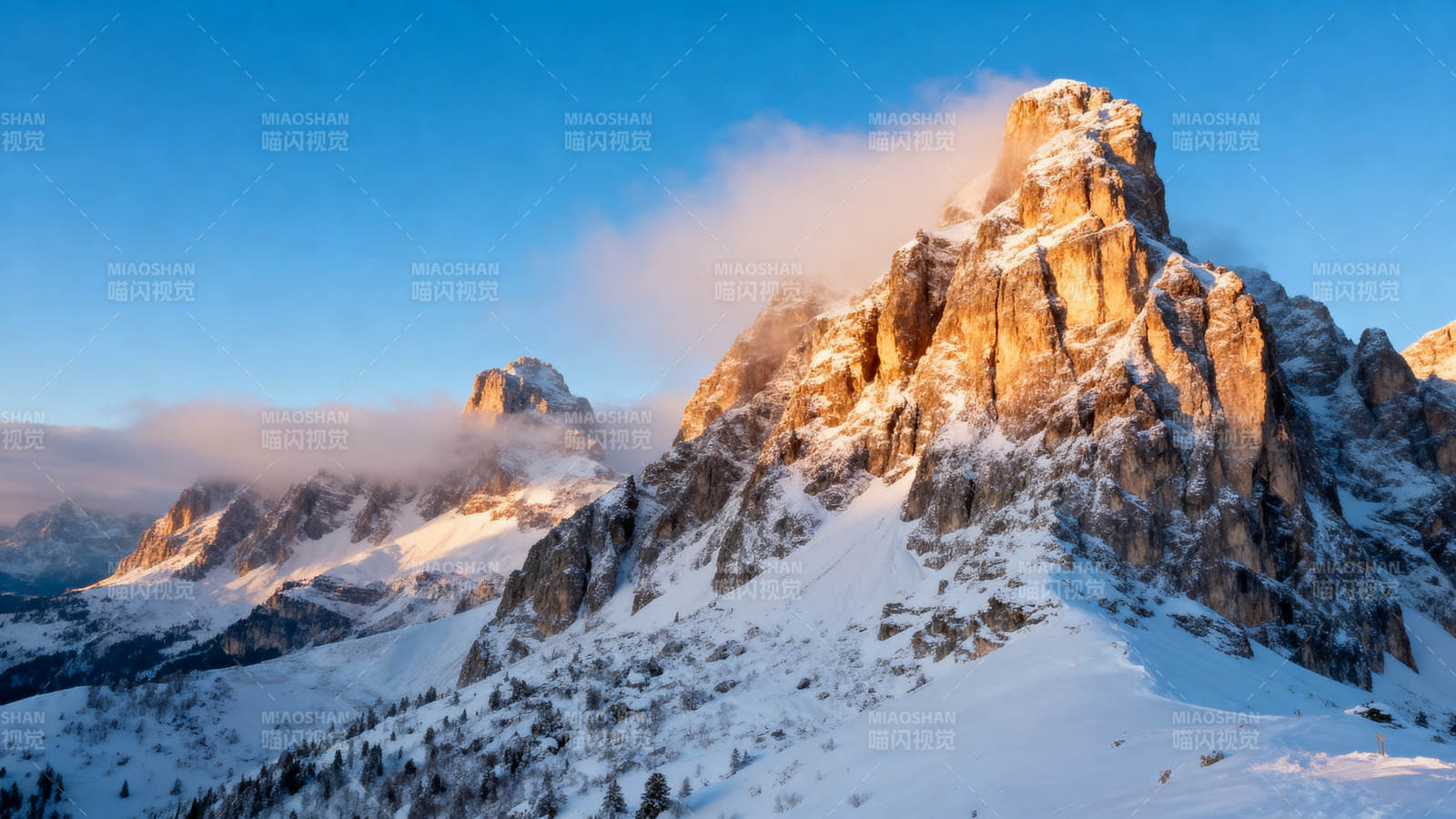 雪山金辉 云绕峰顶图片